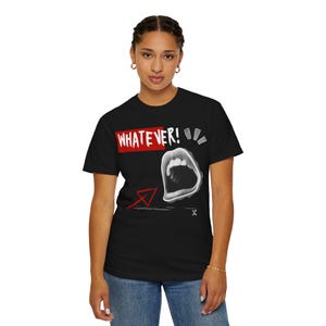 Puede incluir: Una camiseta negra de manga corta con un estampado gráfico que incluye el texto WHATEVER! en letras blancas sobre un fondo rectangular rojo. Debajo del texto hay una ilustración en blanco y negro de una boca abierta y una flecha roja.