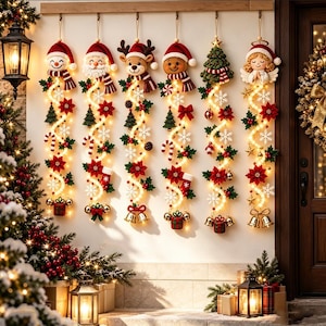 Può includere: Sei decorazioni natalizie verticali da parete con personaggi all'uncinetto: pupazzo di neve, Babbo Natale, renna, omino di pan di zenzero, albero e angelo. Ogni pezzo è illuminato da luci calde e decorato con stelle di Natale, fiocchi di neve e piccoli ornamenti.