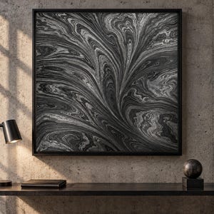 Peut inclure: Une œuvre d'art murale carrée présentant un motif marbré noir et blanc avec des lignes fluides et tourbillonnantes qui créent une texture organique dynamique. L'œuvre est encadrée par un cadre noir fin, offrant un design monochrome contrasté.