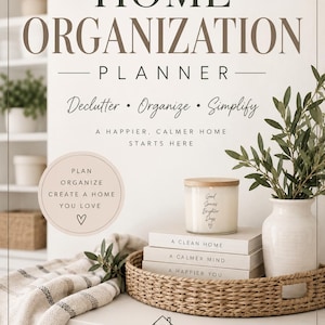 Puede incluir: Un planificador de organización del hogar con el texto 'Declutter, Organize, Simplify' y 'A happier, calmer home starts here'. Una bandeja tejida contiene tres libros titulados 'A Clean Home', 'A Calmer Mind', 'A Happier You', una vela y un jarrón.
