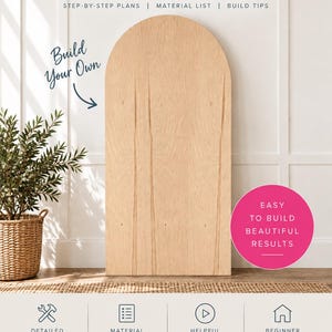 Può includere: Un documento digitale intitolato DIY BUILD PLANS ARCH DISPLAY che include piani passo dopo passo, una lista dei materiali e consigli di costruzione. L'immagine mostra un pannello in legno chiaro a forma di arco con il testo Build Your Own e Easy To Build.