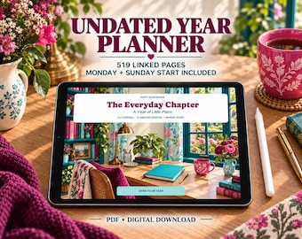 Può includere: Un tablet digitale mostra un'agenda annuale senza data con 519 pagine collegate, incluse le opzioni di inizio lunedì e domenica. Lo schermo mostra una scrivania con un taccuino color ottanio, una tazza rosa e il testo The Everyday Chapter.