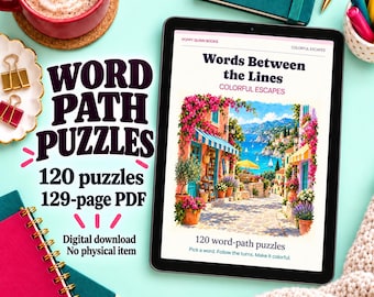 Può includere: Un tablet mostra un libro digitale intitolato Words Between the Lines Colorful Escapes, con un'illustrazione di una città costiera. Il testo include 120 word-path puzzles e 129-page PDF. Circondato da quaderni, penne e una tazza.