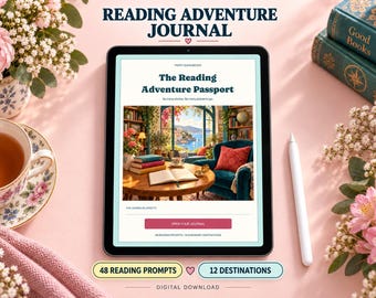 Può includere: Un tablet digitale che mostra un diario di avventure di lettura intitolato The Reading Adventure Passport. Lo schermo mostra l'illustrazione di una stanza accogliente con vista sul mare, un tavolo in legno e una sedia. Include 48 spunti di lettura.
