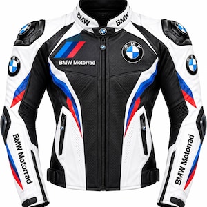 Op de afbeelding: Een zwart, wit, blauw en rood leren motorjack met het BMW Motorrad logo en tekst. Het jack is voorzien van een ritssluiting over de gehele lengte, beschermende schouder- en elleboogpanelen en geperforeerde leren delen op de borst.