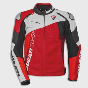 Puede incluir: Una chaqueta de moto roja, blanca y negra con el logotipo de Ducati Corse en el pecho y el cuello. La chaqueta tiene una cremallera frontal completa, mangas largas con paneles negros y blancos, e inserciones protectoras en los hombros de color gris claro.