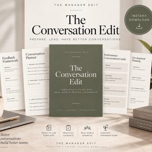 以下が含まれることがあります： The Conversation Editデジタルツールキットは、白いテキストが書かれたオリーブグリーンの表紙を中心に、Feedback Framework、Conversation Planner、Performance Conversation Guide、Development Planningというタイトルの4つの白いテンプレートで構成されています。