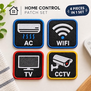 Può includere: Un set di quattro toppe quadrate ricamate con la scritta HOME CONTROL PATCH SET. Ogni toppa nera presenta un'icona e un testo bianchi: un condizionatore con onde blu e la scritta AC, un simbolo WiFi, uno schermo TV e una telecamera CCTV con un punto rosso.