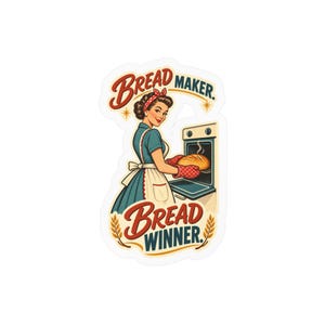 Könnte beinhalten: Ein gestanzter Aufkleber mit einer Illustration im Retro-Stil einer Person in blauem Kleid und weißer Schürze, die mit roten Ofenhandschuhen ein Brot aus einem Ofen nimmt. Der Text lautet BREAD MAKER und BREAD WINNER in Rot und Blau.