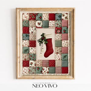 Può includere: Un'opera d'arte da parete incorniciata con un'illustrazione centrale di una calza natalizia rossa con risvolto bianco e rametti di agrifoglio, circondata da un bordo patchwork di quadrati di tessuto rossi, verdi e crema con motivi floreali.