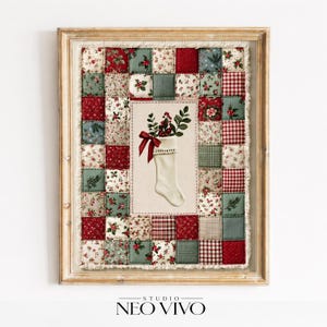 Può includere: Un'opera d'arte da parete incorniciata che presenta un'illustrazione centrale di una calza natalizia bianca riempita di agrifoglio e bacche, legata con un nastro rosso. L'immagine è bordata da un motivo patchwork di quadrati di tessuto rossi, verdi e bianchi.