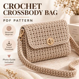 Könnte beinhalten: Eine beige gehäkelte Umhängetasche mit einem goldfarbenen Drehverschluss aus Metall und einem passenden gehäkelten Riemen. Das Bild enthält den Text CROCHET CROSSBODY BAG PDF PATTERN, Advanced Beginner, Instant Download und Photo Guide Included.