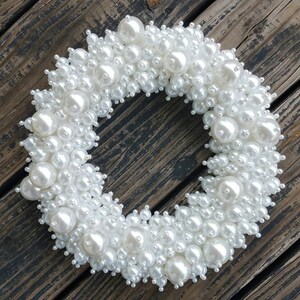 Corona navideña de perlas: decoración de bodas con joyas imagen 2