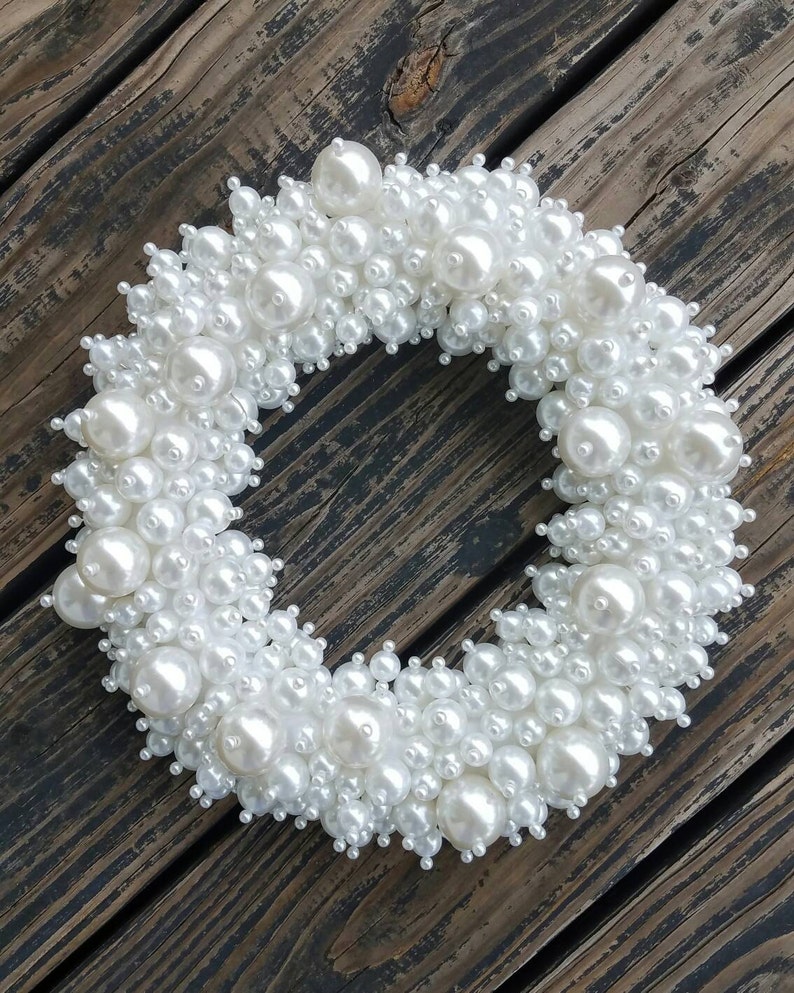 Corona navideña de perlas: decoración de bodas con joyas imagen 2