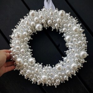 Corona navideña de perlas: decoración de bodas con joyas imagen 6