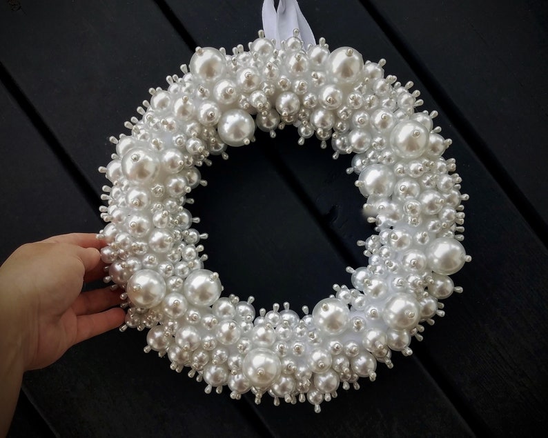Corona navideña de perlas: decoración de bodas con joyas imagen 6