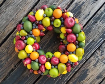 Corona de frutas en miniatura: fresas, limones y manzanas artificiales