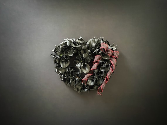 Wreath, Anti-Valentines Day Wreath, Black Heart Wreath, Prom or Homecoming Prop