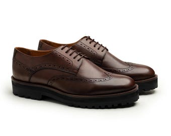 Sapatos Oxford Brogue Wingtip Wingtip de couro genuíno marrom feitos à mão com sola tripla para homens