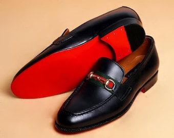 Handgefertigte schwarze Lederslipper mit grün-rotem Riemen | Klassische Herren-Slipper mit Trensenverschluss