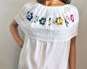 Blusa campesina mexicana bordada con hombros descubiertos, algodón blanco arrugado, bordado floral multicolor, encaje ancho