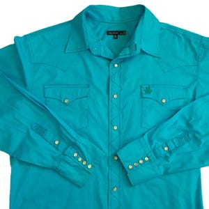Camisa de botão de pressão turquesa com pérolas, Tin Haul, mangas compridas, palas curvas e pontudas, botões de pressão metálicos com pérolas brancas, bolsos com aba, tamanho GG