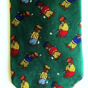 Teddy Bear Golf Silk Necktie, Fatto a mano Giorgio, Sfondo Verde Scuro, Orso Antropomorfo Golf, Non indossato, regalo per lui