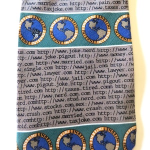 以下が含まれることがあります： 緑と茶色のシルクネクタイで、「インターネット」という言葉と地球儀のグラフィックが繰り返しパターンになっています。ネクタイには、茶色のテキストで印刷されたさまざまなウェブサイトアドレスが特徴です。