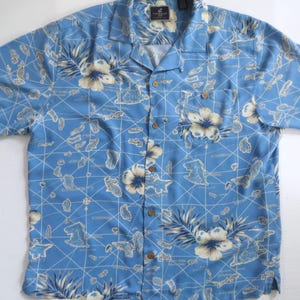 Camisa hawaiana de rayón azul, Caribbean Joe, flores de hibisco, mapa de islas, cuello de lazo, unisex para hombres o mujeres, talla grande para hombres