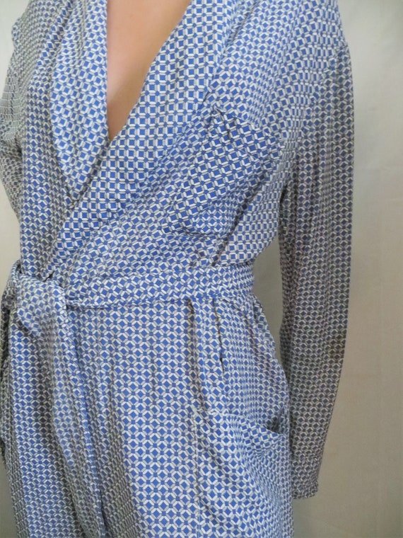 40s 50s Rayon Robe, Blue White Geometric Mod Prin… - image 7