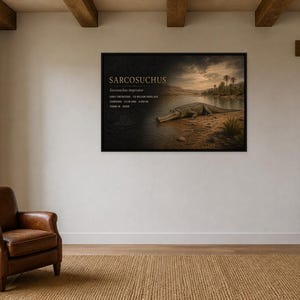 Könnte beinhalten: Ein gerahmter Wandkunstdruck mit einem prähistorischen Sarcosuchus-Krokodil an einem Flussufer. Der Text lautet: SARCOSUCHUS, Sarcosuchus imperator, FRÜHE KREIDEZEIT - VOR 112 MILLIONEN JAHREN, LÄNGE - 11-12 M, ERNÄHRUNG - FLEISCH.