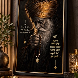 Op de afbeelding: Een ingelijst portret van een ouder persoon met een lange witte baard en een gouden tulband, die gebedskralen vasthoudt. De afbeelding bevat de tekst Ik Onkar, One Reality, One Creator, One Humanity en Gurmukhi-schrift met gouden Khanda-symbolen.