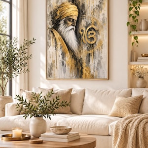 Peut inclure: Une œuvre d'art murale rectangulaire représentant le portrait d'une figure barbue portant un turban, dans des tons or, noir et blanc. L'œuvre comprend un symbole Khanda doré proéminent et des coups de pinceau texturés dans un cadre doré fin.