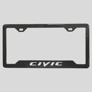 Può includere: Una cornice per targa rettangolare con un motivo in fibra di carbonio grigio scuro e nero. La barra orizzontale inferiore mostra la parola CIVIC in lettere maiuscole bianche e in grassetto. La cornice include due fori di montaggio superiori.