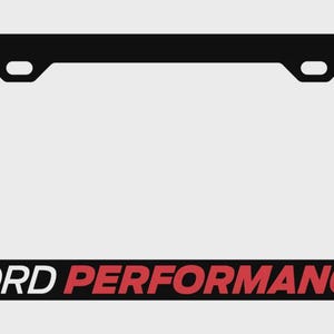 Op de afbeelding: Een zwart rechthoekig kentekenplaathouder met de tekst FORD PERFORMANCE in witte en rode letters langs de onderrand. Het frame bevat twee montagegaten aan de bovenkant voor een veilige bevestiging aan de bumper van een voertuig.
