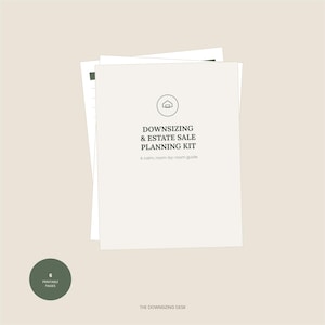 Può includere: Una pila di pagine stampabili bianche intitolata Downsizing & Estate Sale Planning Kit: A calm, room-by-room guide. La pagina superiore presenta una piccola icona di una casa. Un cerchio verde scuro in basso a sinistra mostra il testo 6 printable pages.