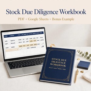 Puede incluir: Un portátil que muestra una hoja de cálculo con datos bursátiles junto a un libro de trabajo azul oscuro titulado Stock Due Diligence Workbook con letras doradas y bordes geométricos, un bolígrafo dorado y tarjetas de notas azules.