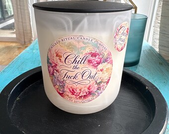 Wicked Ritual Candle Company - Chill the Fuck Out - Realizzata artigianalmente in Colorado - Candela da 11 oz in cera di soia al 100%.