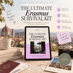 Op de afbeelding: Een digitale gids getiteld The Ultimate Erasmus Survival Kit op een tabletscherm, omringd door een mok, gestapelde boeken, een paspoort en een camera, met tekst over het plannen van een semester in het buitenland.