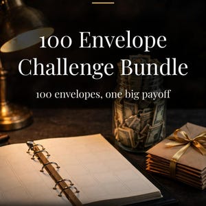Puede incluir: Un planificador 100 Envelope Challenge Bundle con texto US Letter. La imagen muestra una agenda de anillas abierta, un frasco de vidrio lleno de billetes y una pila de sobres marrones atados con una cinta dorada.