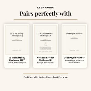 Puede incluir: Tres portadas de planificador digital rectangulares verticales en crema con texto negro. Los t&iacute;tulos son 52-Week Money Challenge 2027, No-Spend Month Challenge Kit y Debt Payoff Planner. El texto incluye Save $1,378 in one year, 30 days. Zero regrets y Snowball and avalanche payoff system.