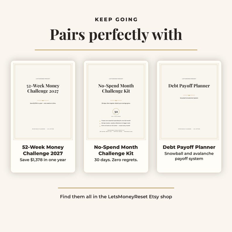 Puede incluir: Tres portadas de planificador digital rectangulares verticales en crema con texto negro. Los t&iacute;tulos son 52-Week Money Challenge 2027, No-Spend Month Challenge Kit y Debt Payoff Planner. El texto incluye Save $1,378 in one year, 30 days. Zero regrets y Snowball and avalanche payoff system.