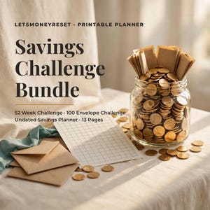 Puede incluir: Un paquete de desaf&iacute;os de ahorro imprimibles que incluye un frasco de vidrio lleno de monedas doradas, sobres marrones y una p&aacute;gina de planificador con cuadr&iacute;cula. El texto dice: LETSMONEYRESET &middot; PRINTABLE PLANNER, Savings Challenge Bundle, 52 Week Challenge, 100 Envelope Challenge, Undated Savings Planner, 13 Pages.