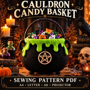 Puede incluir: Una cesta de dulces con forma de caldero negro, con un borde de fieltro verde y un dije de pentagrama de madera. El texto dice CAULDRON CANDY BASKET y SEWING PATTERN PDF A4 LETTER A0 PROJECTOR. El caldero está lleno de dulces envueltos.
