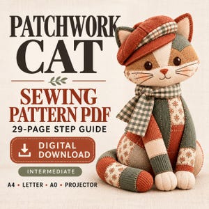 Könnte beinhalten: Ein Patchwork-Katzen-Schnittmuster als PDF mit einer 29-seitigen Anleitung. Das Bild zeigt ein Stoffkatzen-Spielzeug aus verschiedenen Stoffen in Rost-, Grün- und Cremetönen, mit passender Mütze und Schal. Text beinhaltet PATCHWORK CAT.