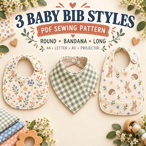Op de afbeelding: Een PDF-naaipatroon voor 3 stijlen slabbetjes voor baby's: rond, bandana en lang. De afbeelding toont drie afgewerkte slabbetjes: één met een bloemenprint, één met een groene gingham-ruit en één met een konijnen- en egelprint, alle met witte drukknopen.