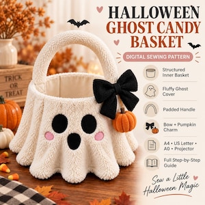 Può includere: Un cestino per caramelle a forma di fantasma, color crema e soffice, con manico imbottito, occhi neri e guance rosa. Presenta un fiocco nero e un piccolo ciondolo a forma di zucca arancione. Il testo recita HALLOWEEN GHOST CANDY BASKET.