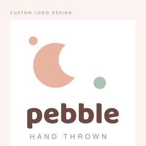 Puede incluir: Un diseño de logotipo con el texto CUSTOM LOGO DESIGN en la parte superior. Debajo hay un gráfico de una gran forma de media luna color melocotón con un pequeño círculo melocotón y un pequeño círculo verde salvia. La palabra pebble es marrón.
