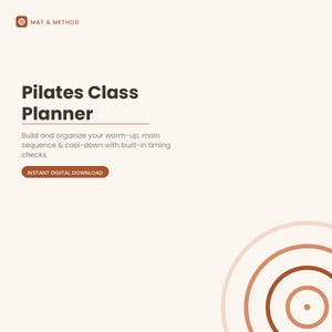 Könnte beinhalten: Ein digitales Pilates Class Planner Dokument mit cremefarbenem Hintergrund und braunem Text. Es enthält das Mat & Method Logo, den Titel Pilates Class Planner, beschreibenden Text zur Sequenzplanung und einen Instant Digital Download Button.