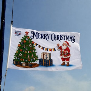 Könnte beinhalten: Eine weiße rechteckige Flagge an einem Mast, die einen grünen Weihnachtsbaum mit nautischen Signalflaggen, einem roten Stern als Spitze und Geschenken zeigt. Der Weihnachtsmann steht daneben und hält eine Flagge. Der Text MERRY CHRISTMAS ist blau.